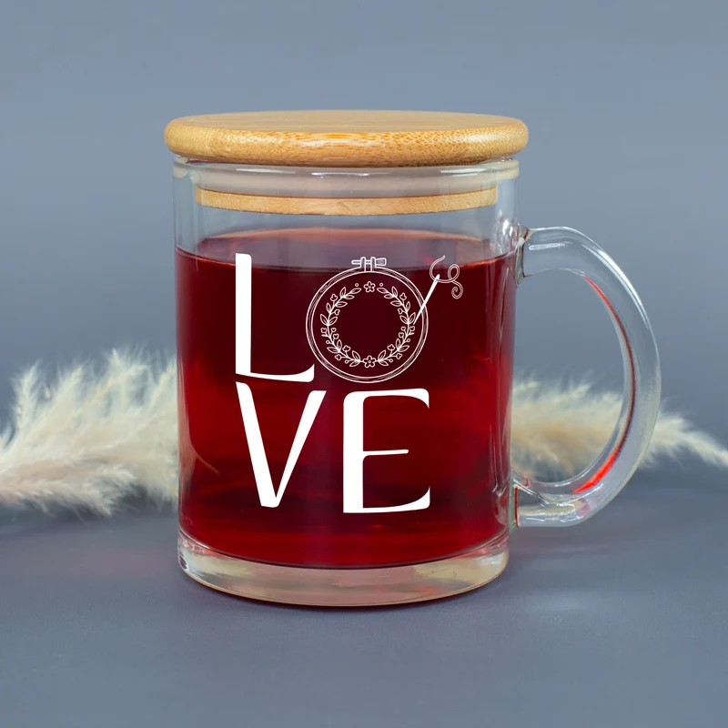 Tasse aus Glas mit Bambusdeckel & LOVE Stickmotiv | Geschenk für Freunde von Handarbeit & Sticken